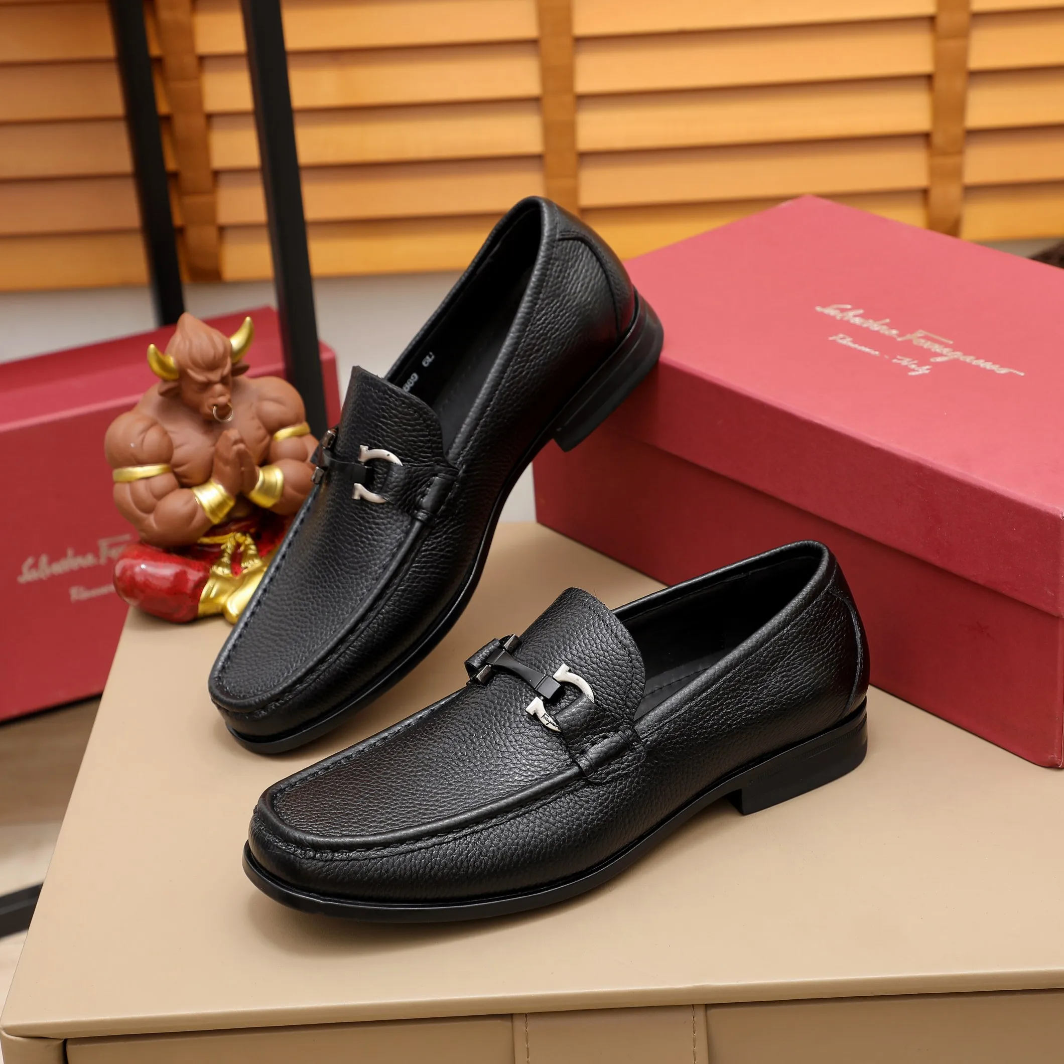 Men's shoes 💰540 🕷🕷🐂【Ferragamo】Ferragamo Popular fashion casual shoes🇨🇳Official website counter 1:1 production, original mold opening💯Good quality visible, imported high-end first-layer pebbled calfskin, water-dyed🐂leather lining🌿very clear texture, high-quality waterproof, non-slip and wear-resistant outsole🎋high quality and low price, truly handmade🍓black, coffee color, 2 colors available! Code number 38-45……